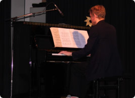 Bühne: Jarko Riihimäkki am Klavier